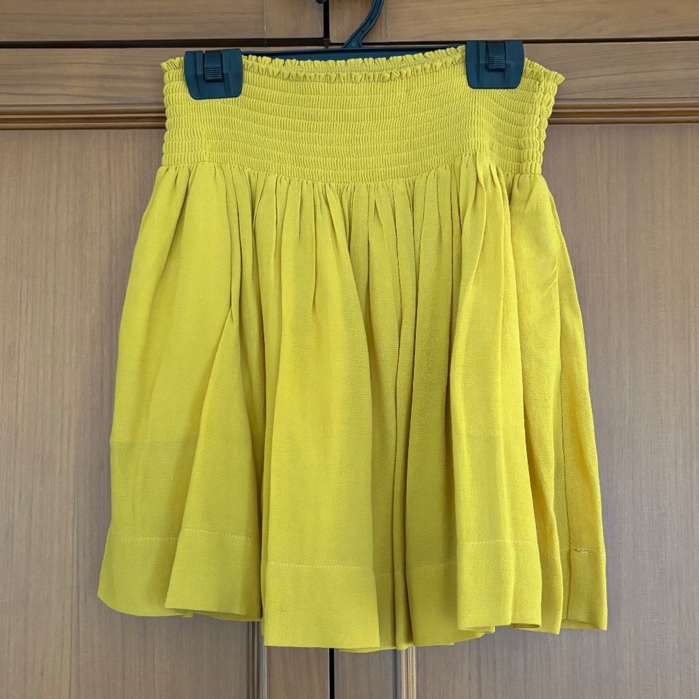Yellow pleated mini skirt